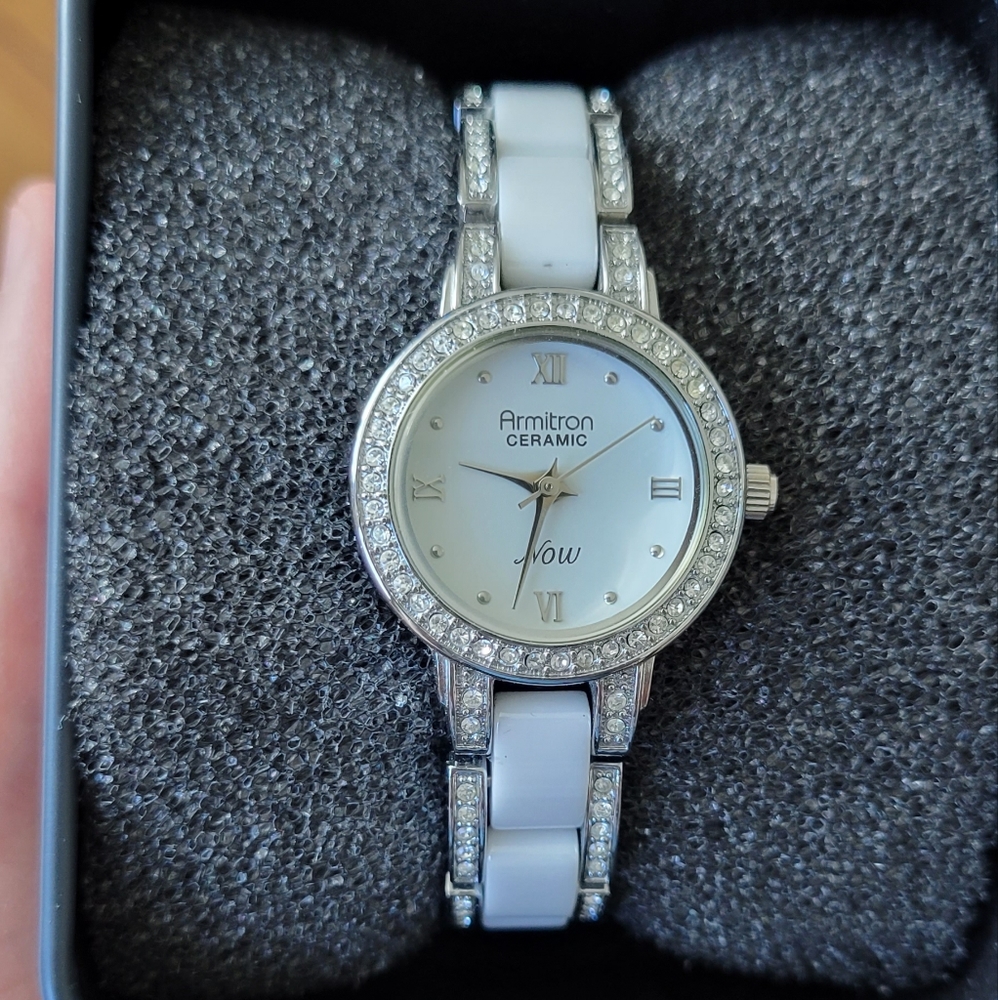 ARMITRON WOMENS SILVER TONE WHITE CERAMIC SWAROVSKI ACCENT WATCH 75/3919WTSV-H33